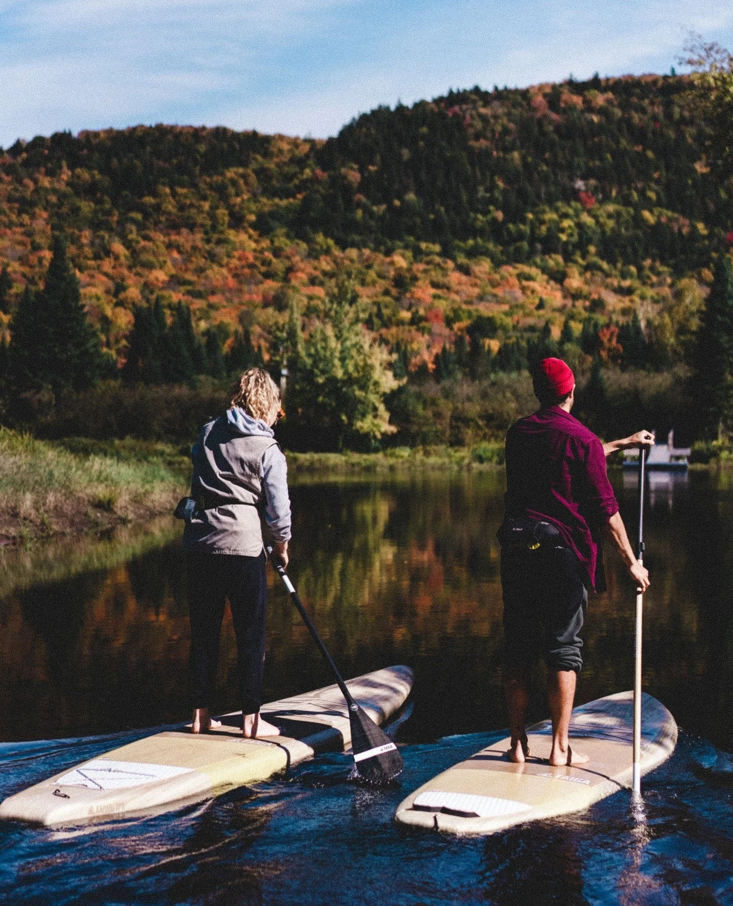 Votre moment automnal id&eacute;al ? 🛶 Paddleboard en couleurs OU 🥂 Ap&eacute;ro au coucher du soleil⁠
⁠
Your ideal autumn moment? 🛶 Colorful paddleboarding OR 🥂 Sunset aperitif