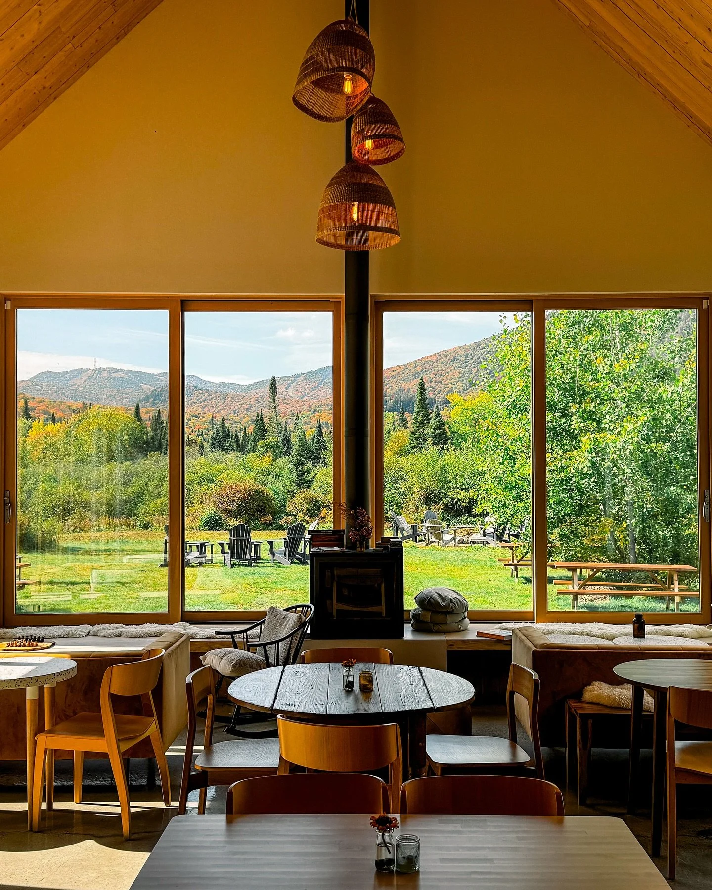 Ici, les saisons d&eacute;filent, mais l&rsquo;esprit reste.
Un lieu pour se poser, se retrouver, laisser le temps faire.
Toujours ouvert &agrave; ce qui passe.

#FaroucheTremblant #BuvetteDesSaisons