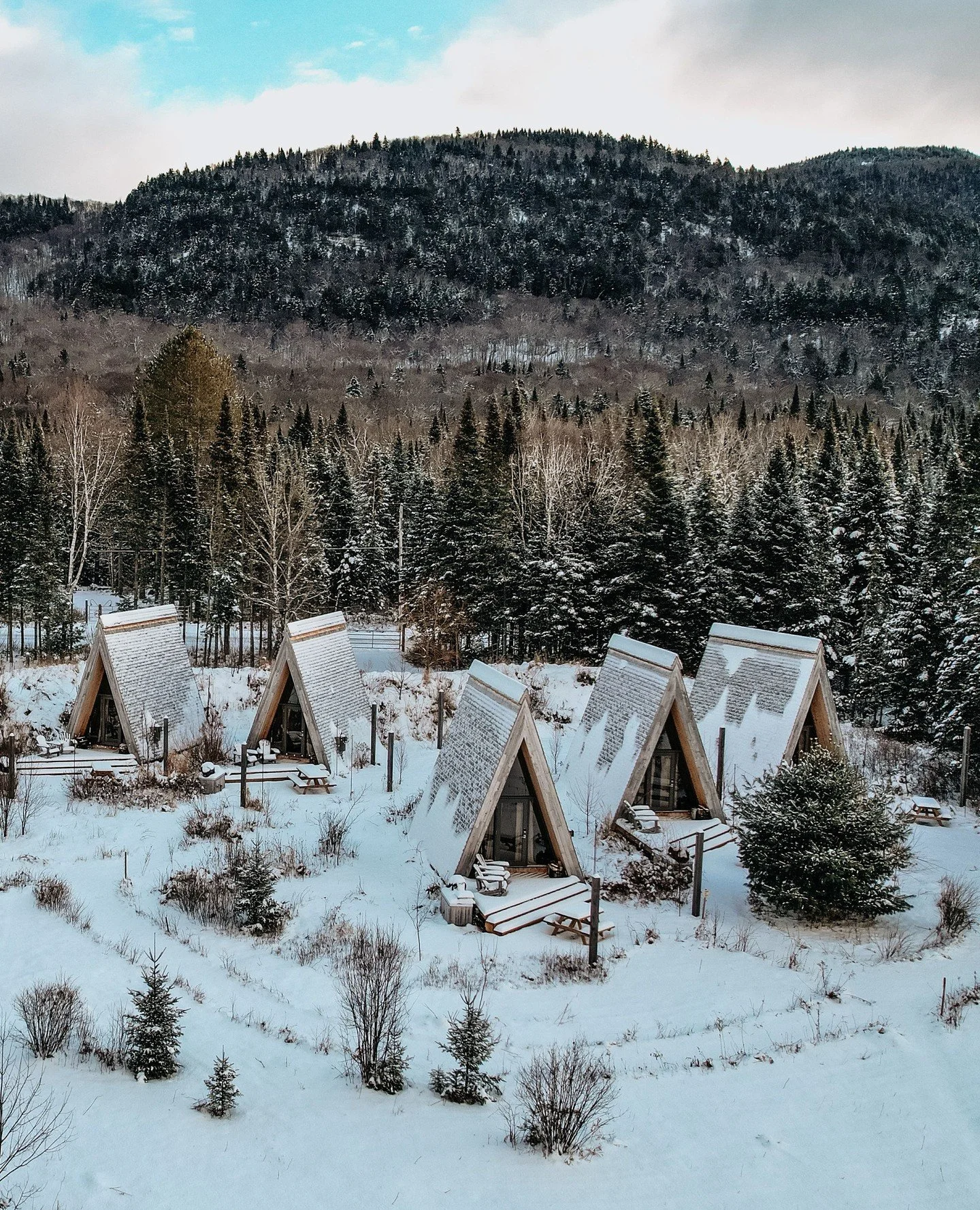 Escape the city rush and sink into full-on cozy mode at Farouche Tremblant, in the Mont-Tremblant area 🤍⁠
⁠
The snow is here, the mountains are quiet, and Thanksgiving weekend is the perfect excuse to slow down, sip something warm, and just&hellip; 
