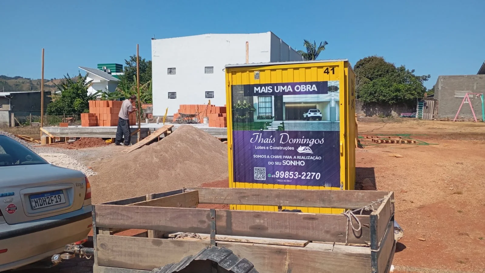 container na frente.jpeg