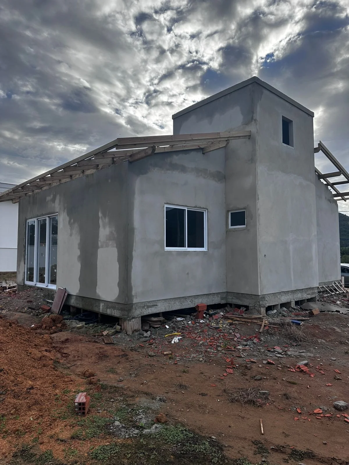 Casa com esquadria e telhado pre instalado.jpeg