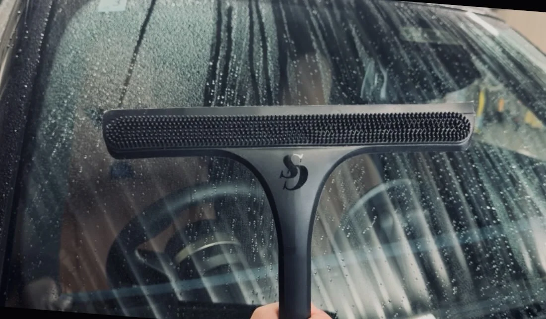 車の撮影というのは、天井や壁、光の反射による映り込みが避けられず、とても難しいものです。
撮るたびに「うわぁ」となる瞬間があります。

正直、何度も撮り直すことは簡単ではありません。
その日の空気、その場の温度や色味、
みんなでつくった時間が一度きりのものだと
知っているからこそ、
思い返すと悔しい気持ちにもなります。

それでも、商品の良さをできる限り活かし、
世界観を崩さないこと。
このバランスは、会社を背負うものとして
とても大切だと思っています。

何度でも挑戦！うぅ。
⁡
#洗車女子
