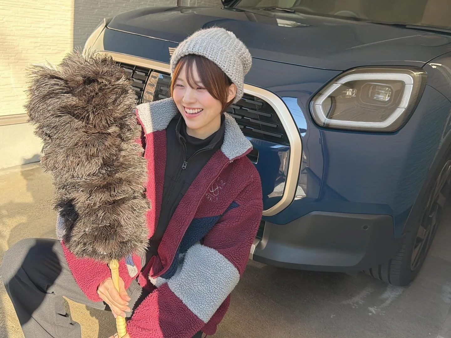 洗車女子、冬ver。
おばあちゃんが編んでくれたニット帽で洗車納めしました♪

今年もお世話になりました。
来年もがんばりたいです！応援よろしくお願いします。
⁡

#洗車女子
#洗車納め
#冬の洗車
#今年もありがとうございました 
#funtabasecar 
#フェザーダスター