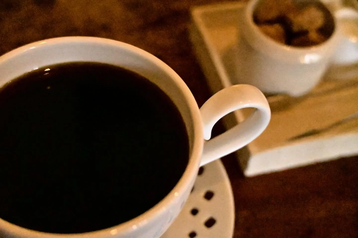 金曜日ですね。
今週もおつかれさまでした。

今日はいつも投稿したら
すぐに反応してくださる皆さまに、
感謝を伝えたくて。

正直に言うと、
いまの私はまだ「何者でもない」。

クリエイターって名乗るには、
自信が足りなくて、
経営者って言うには、
感情が多すぎる。

でも、
何も考えていないわけじゃない。

数字も見るし、
現実も背負ってる。
それでも、
心が動かないものは作れない。

もがいてて、不安定で、
まだ途中なのに。
いつも本当にありがとうございます。
⁡
#働くこと
#金曜日
#考