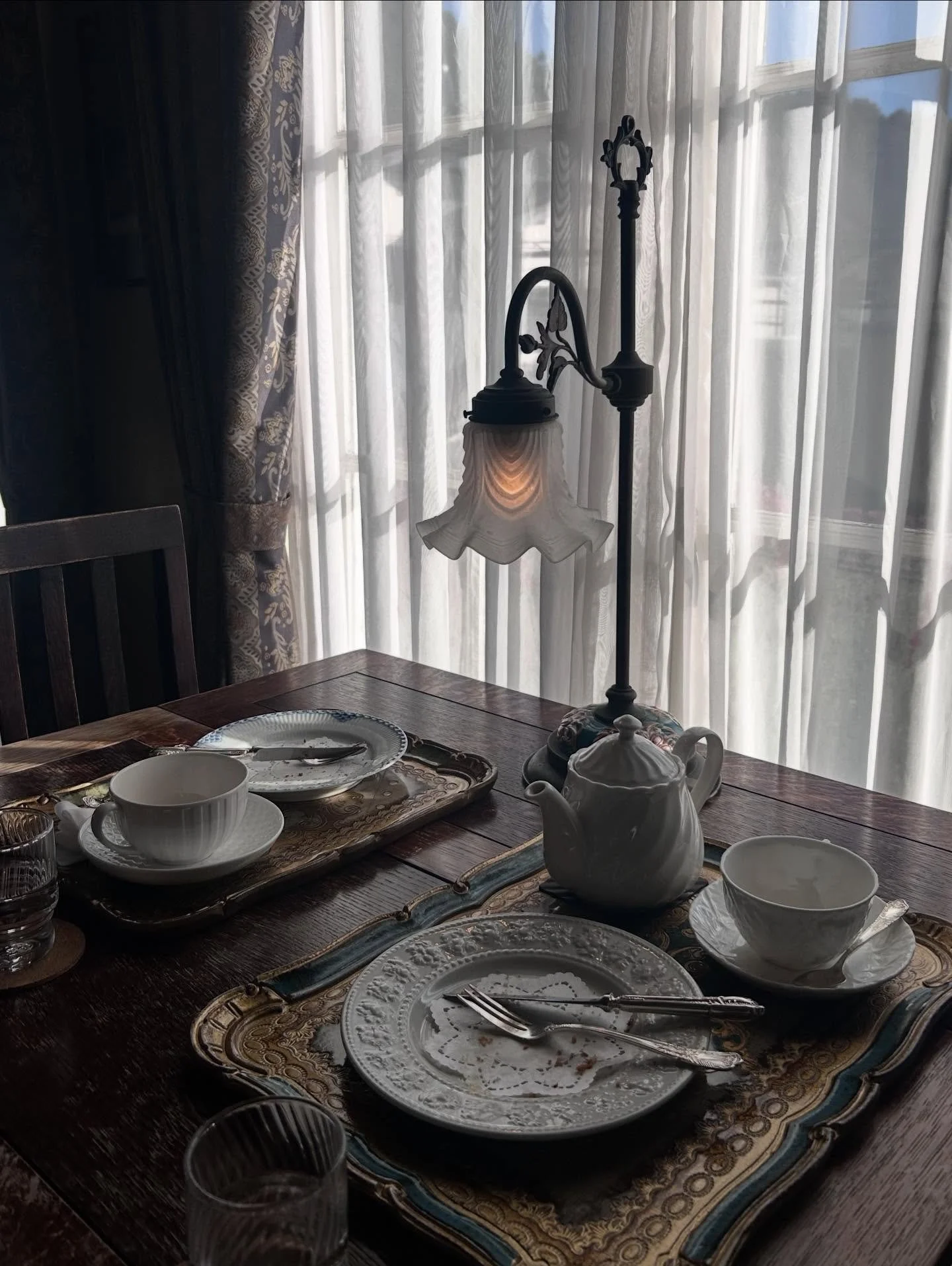 誰もいなくなった机に、
温度だけがまだ残ってる。
そんな儚い余韻。

#cafegospel  #京都カフェ #車旅行  #funtabase