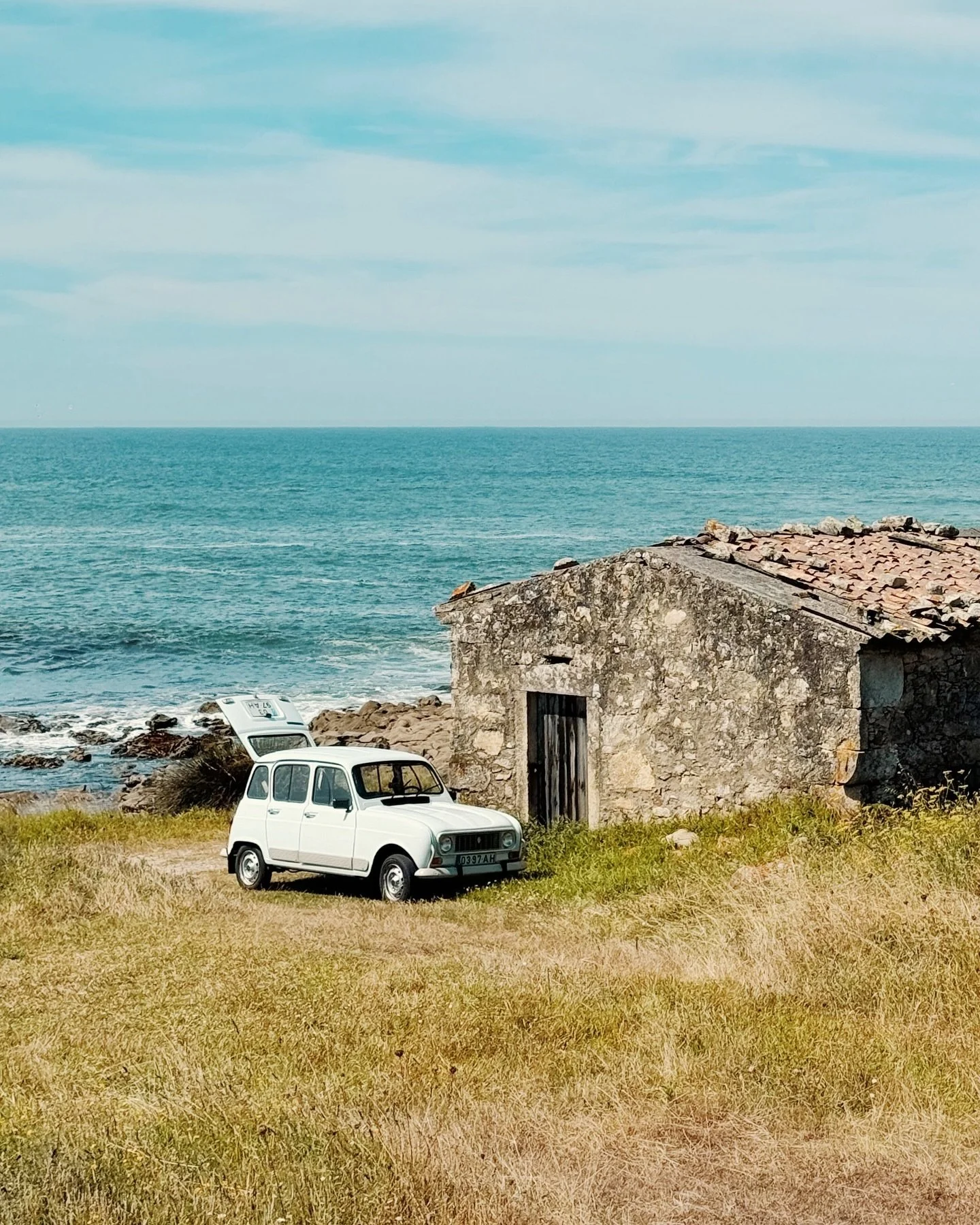 This is for Laura and Laura only, who was very unimpressed by this adorable scene. &ldquo;Oh that&rsquo;s just typical Portugal&rdquo; 👀 HAPPY BIRTHDAY TWIN!!!! 
😘😘😘😘@unsociallaura