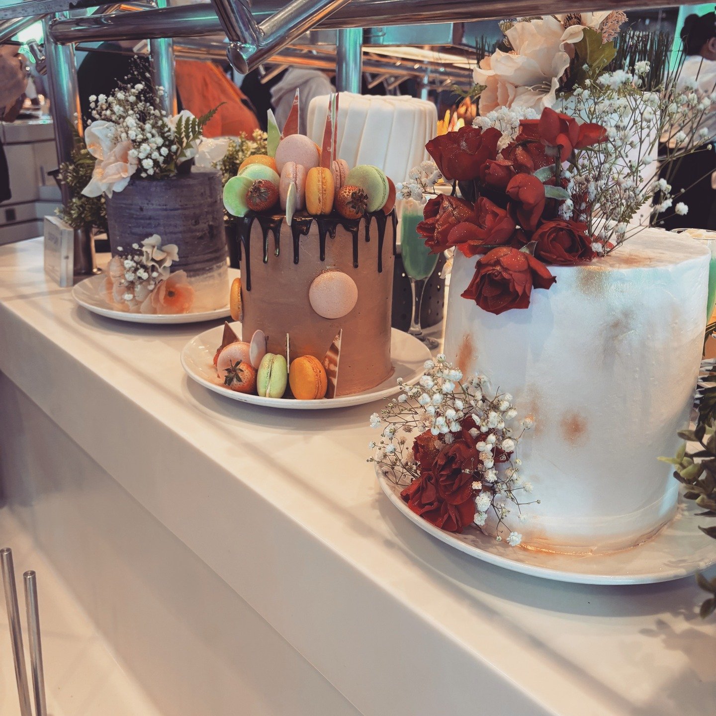 I couldn&rsquo;t resist sharing this moment of floral-meets-pastry magic from aboard a recent Celebrity Cruise. The way fresh blooms were paired with handcrafted cakes&hellip; simply exquisite. 🌸✨

It&rsquo;s always inspiring to see flowers used bey