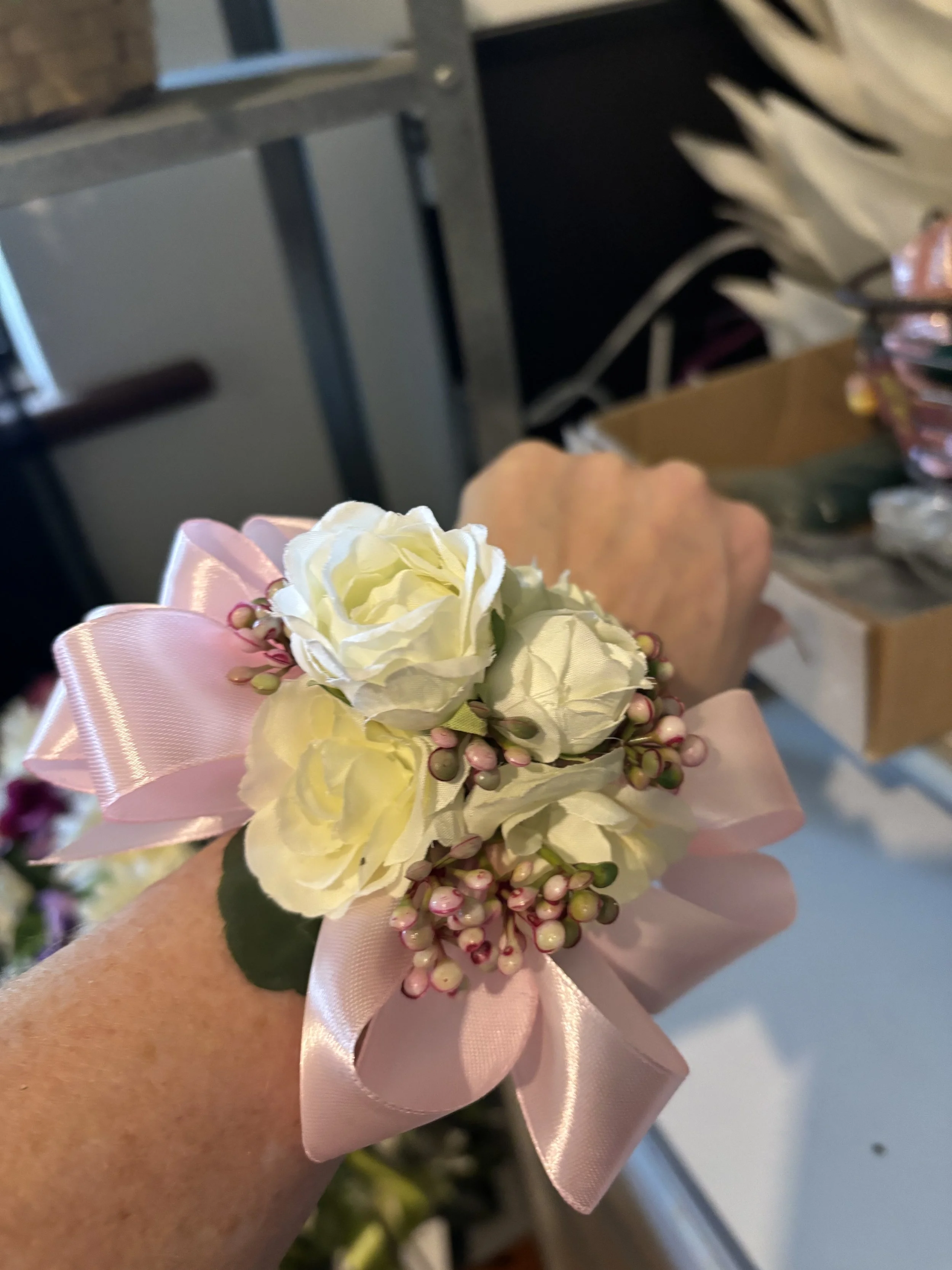 GRADUATION CORSAGE
Cream Roses, Pink Hypericum Berries & Pink Ribbon
Designed to sit gracefully on the wrist to wear on those Year 12 formal nights bringing a gentle, feminine touch to any special occasion. Available Pink, White, Red and Navy Blue, h