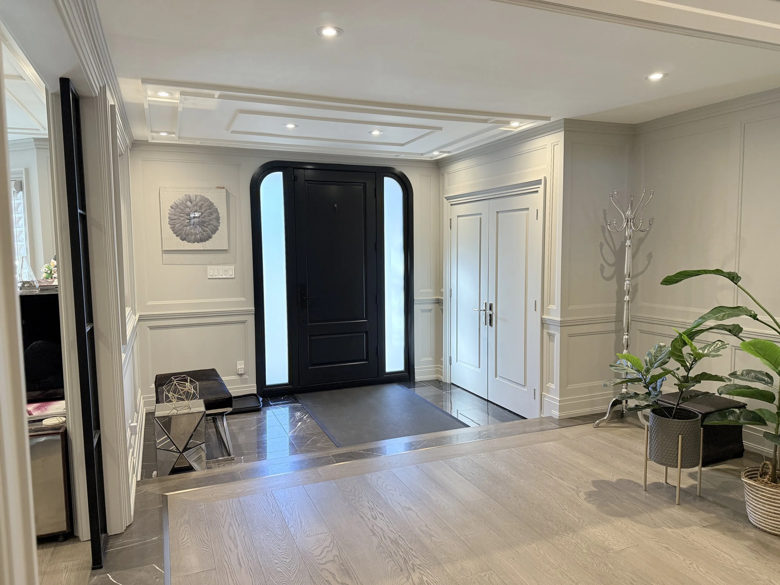 Front door wall panelling & ceiling detail