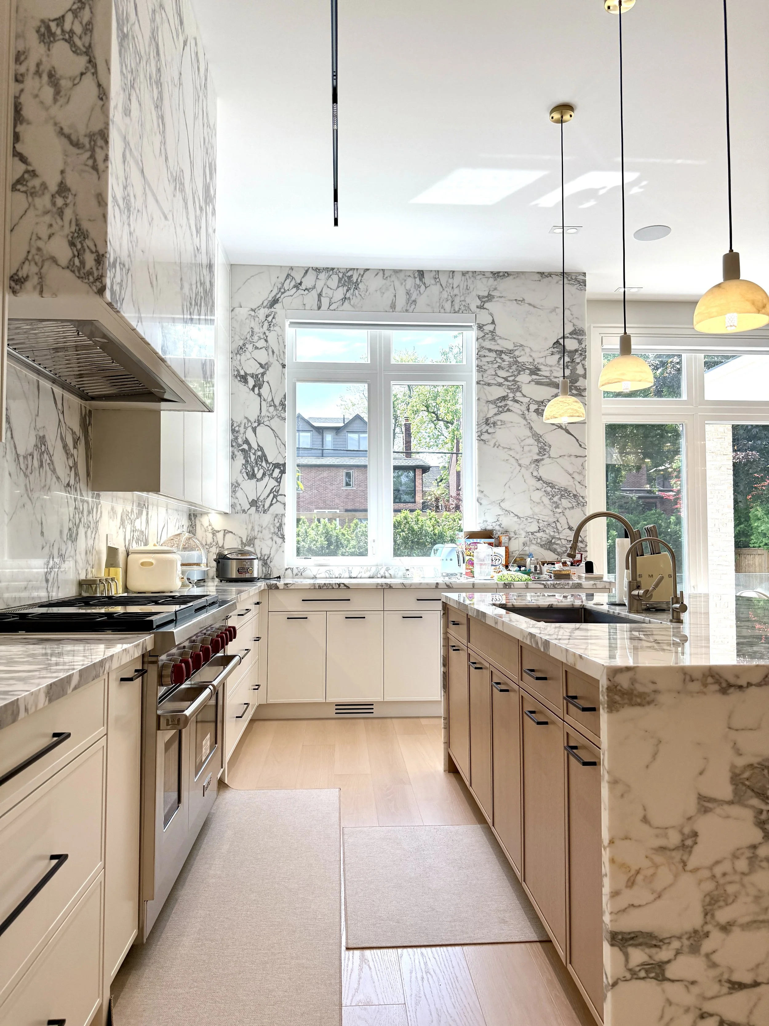 marble-like porcelain backsplash gives a luxury touch.