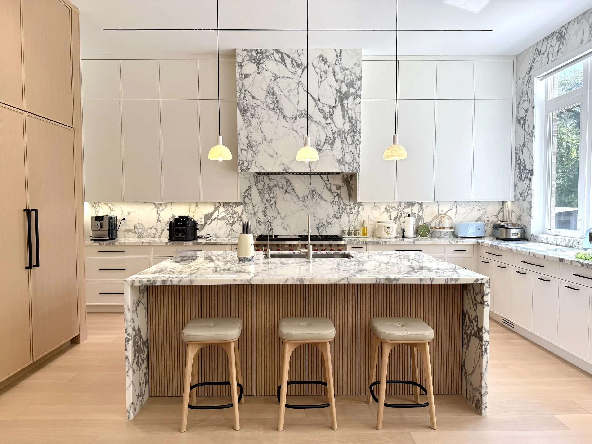 Bright modern kitchen.