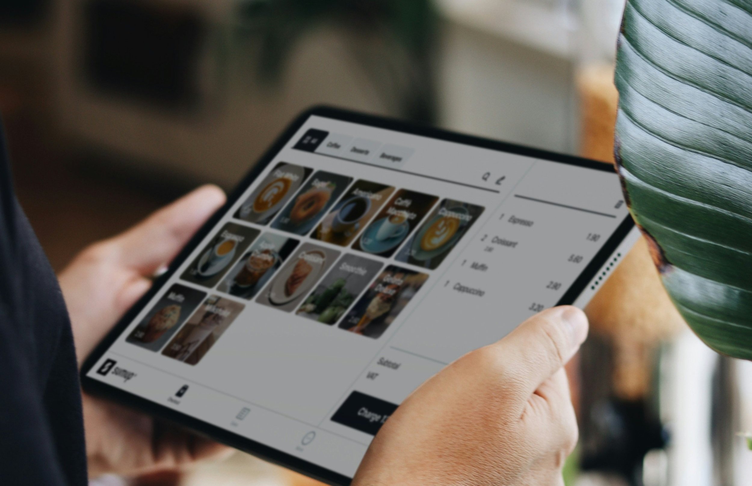 タブレットを操作している手と飲み物の画像、飲み物の写真が表示されている。