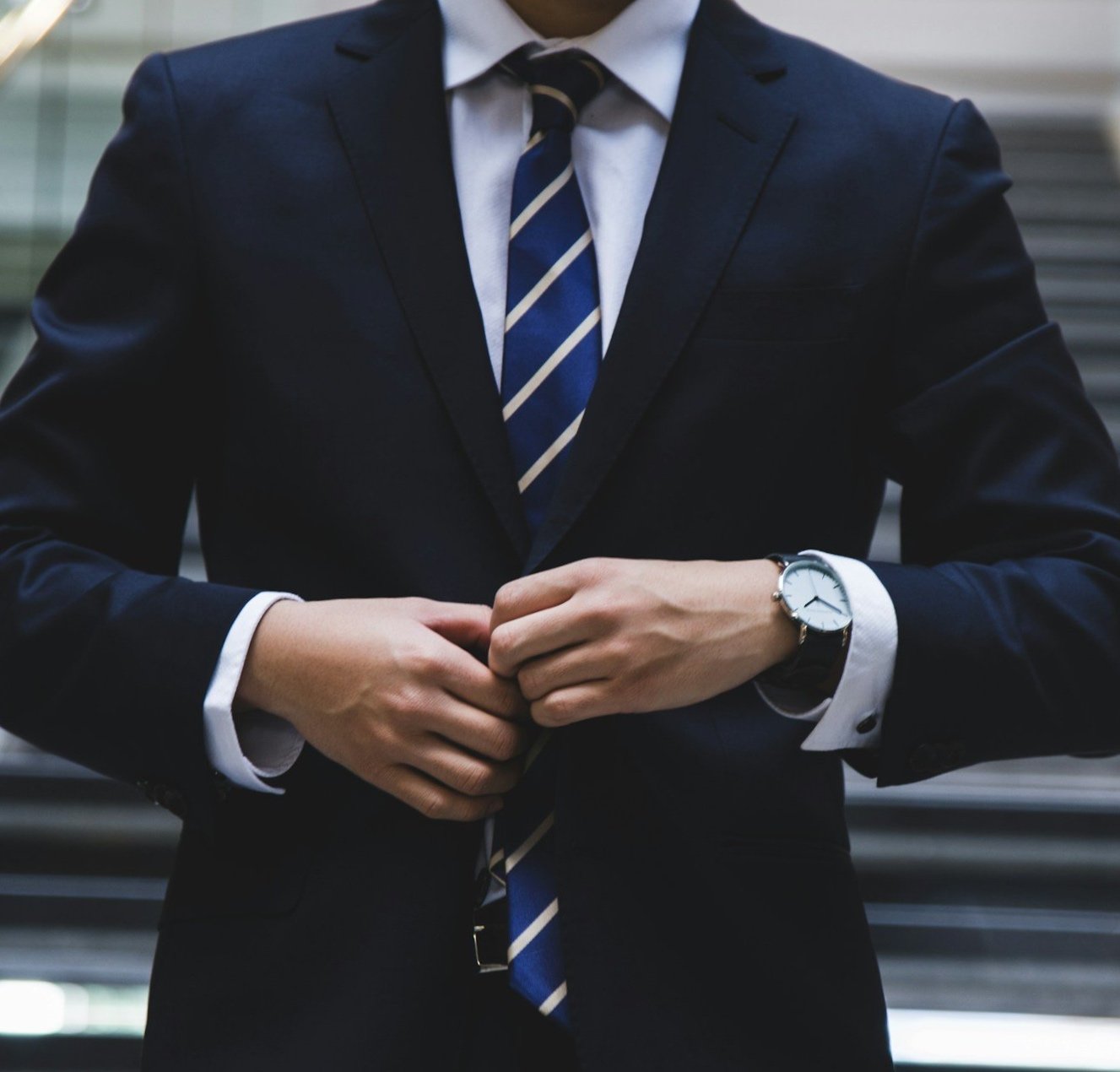 笑顔の若い女性、ビジネススーツ、屋外の背景