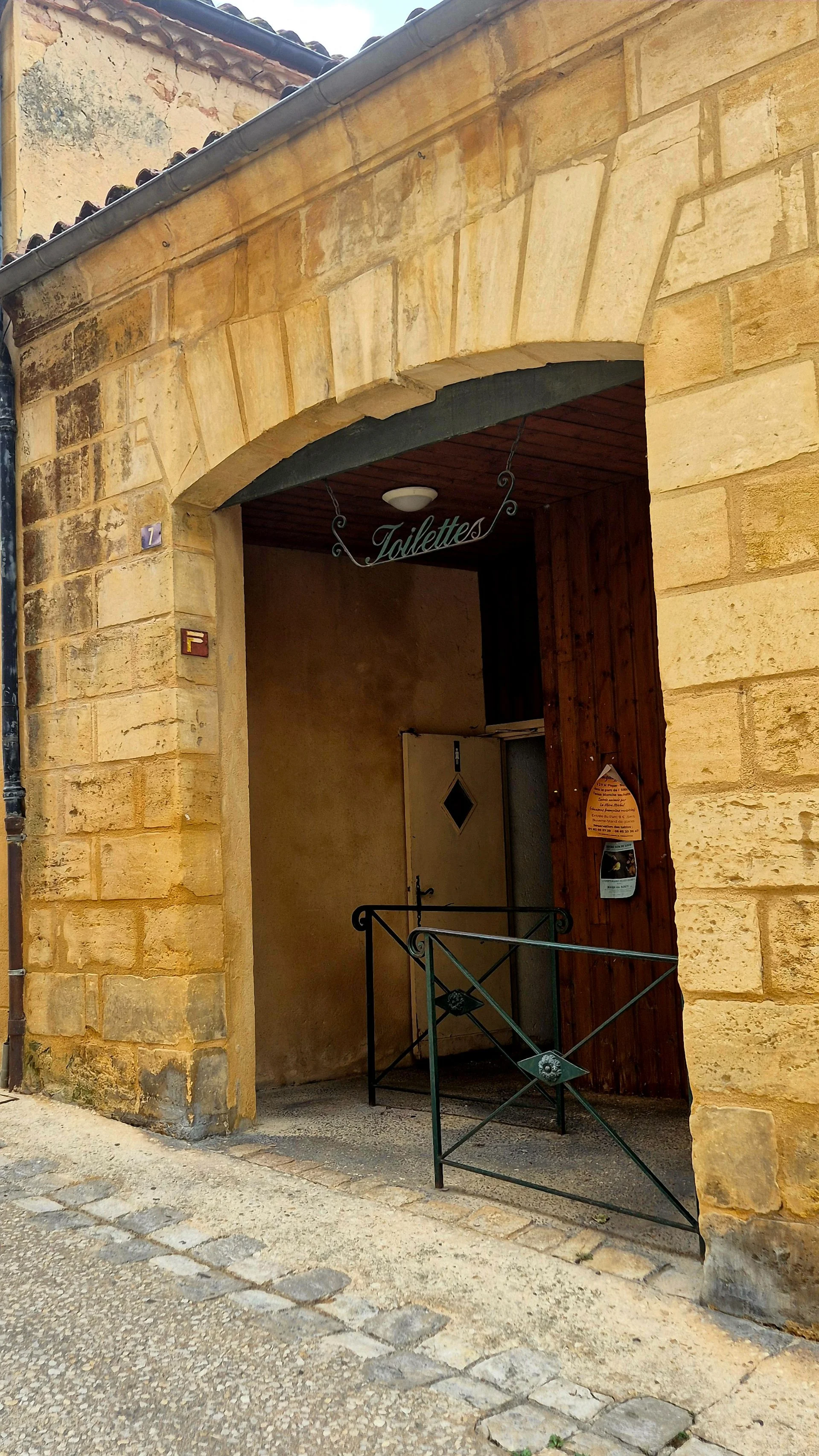 belves-toilets-rue-de-la-breche