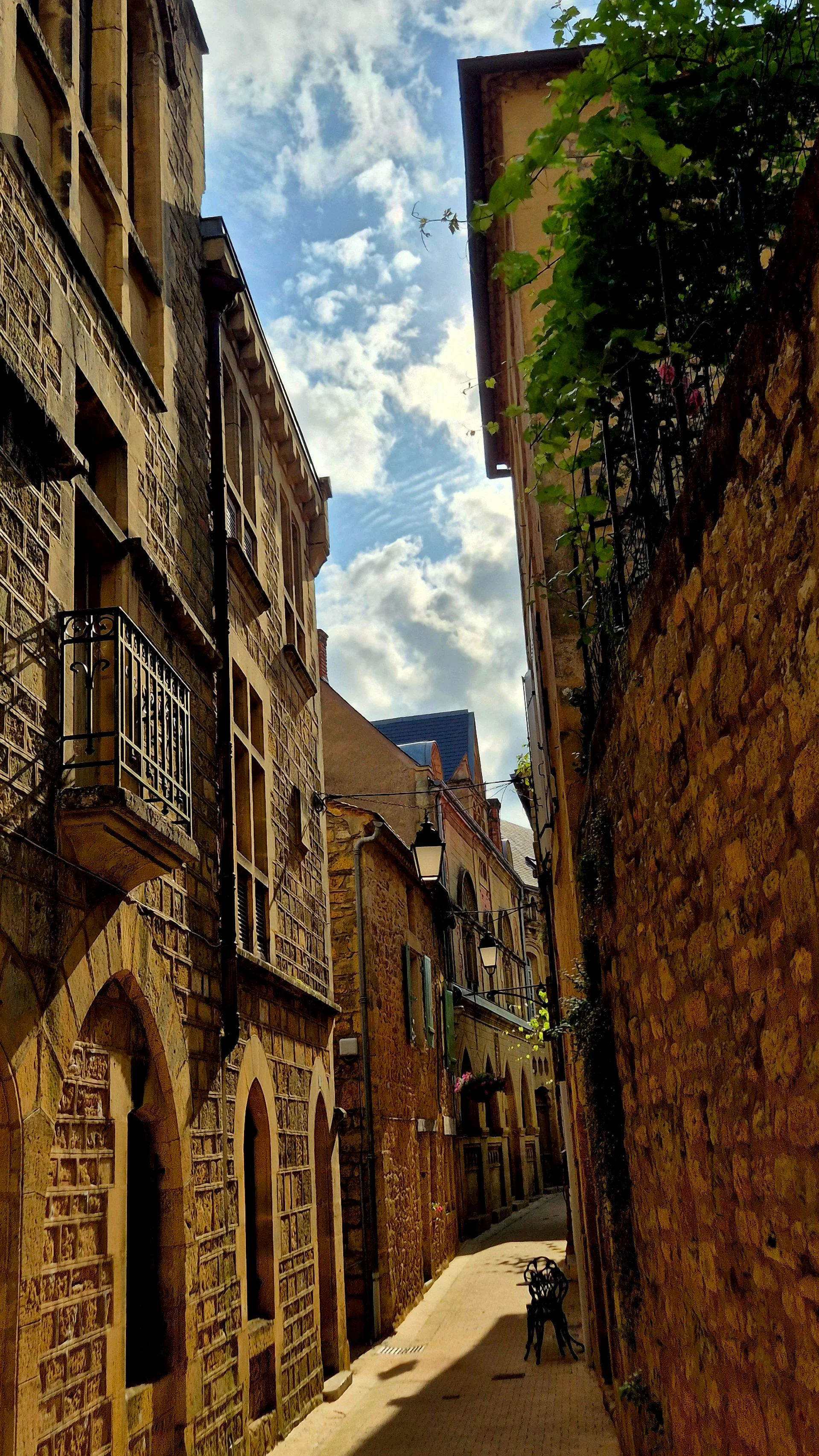 a picture of rue rubigan in the heart of the Belves Castrum