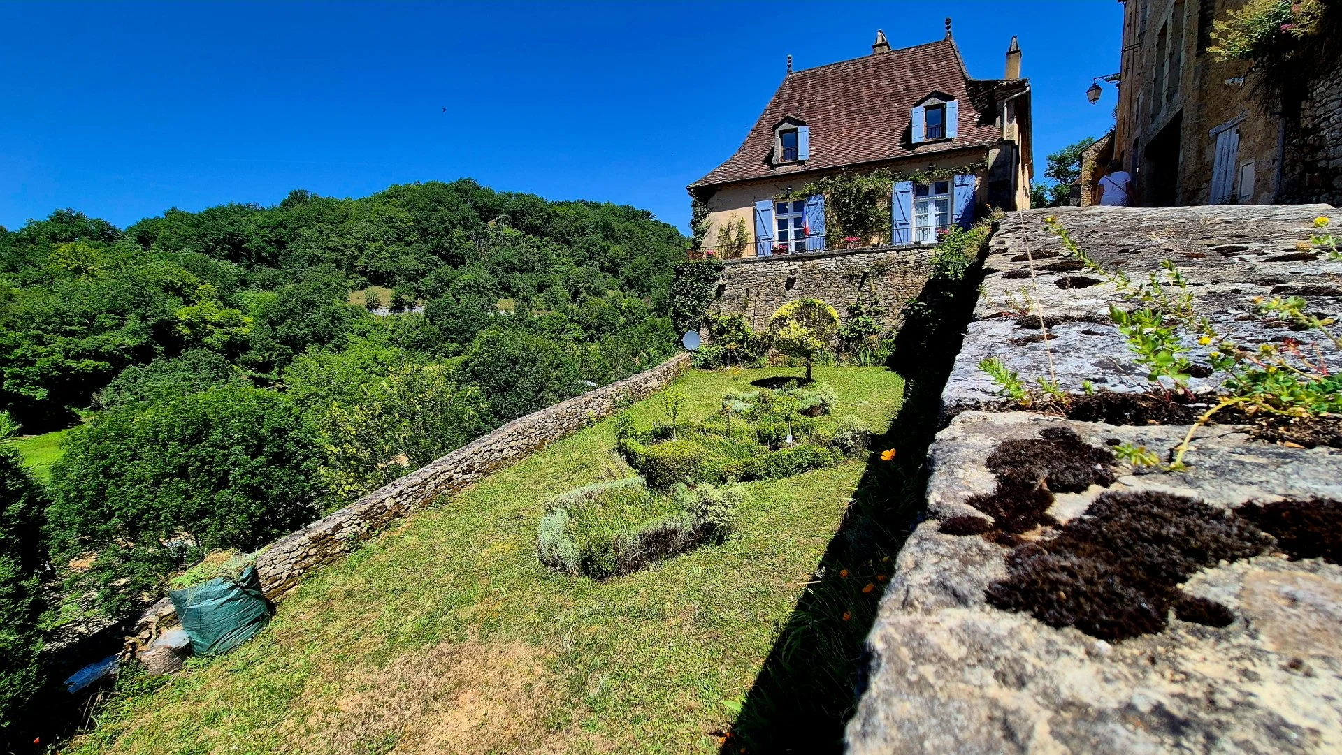 Beautiful stone house in Limeuil with blue shutters and lovely garden with lush green grass
