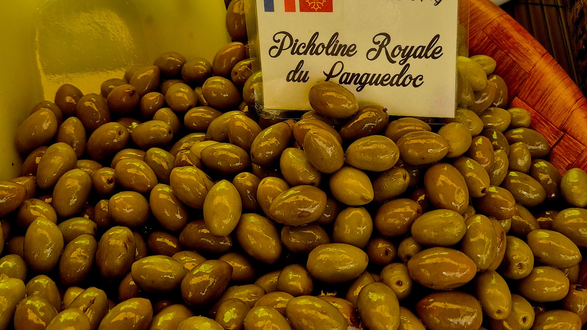 a picture of some languedoc olives at la pomponette olive stall at belves market