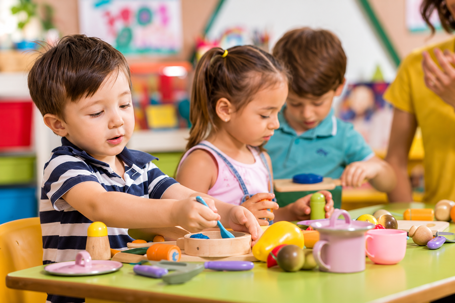 Kinderen spelen met speelgoed en plastic voedsel in een kleurrijke kinderkamer.