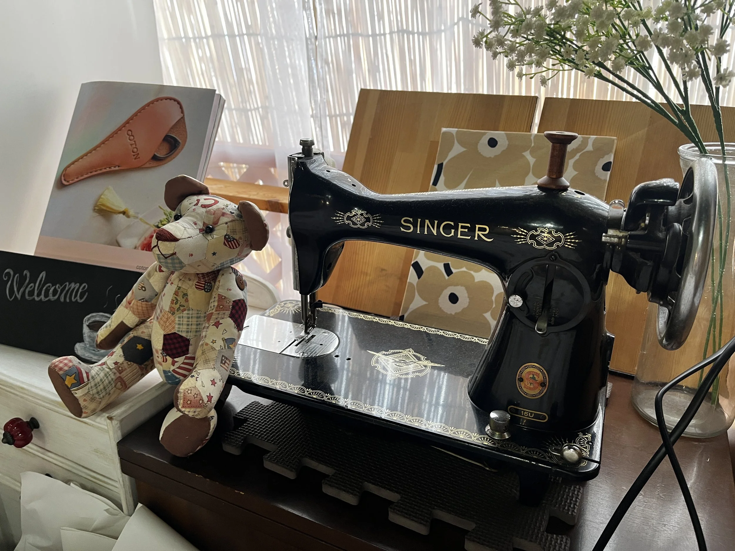 オープン当時に主人が購入してくれたアンティークミシン。使えるかどうかは？？