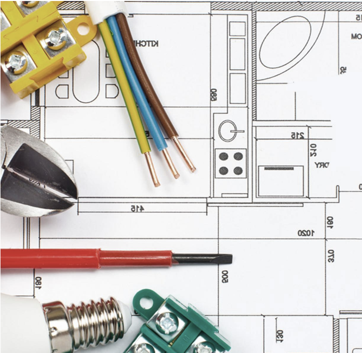 Piantina di un progetto di architettura con strumenti da disegno e materiali come cavi elettrici, prese e lampadina.