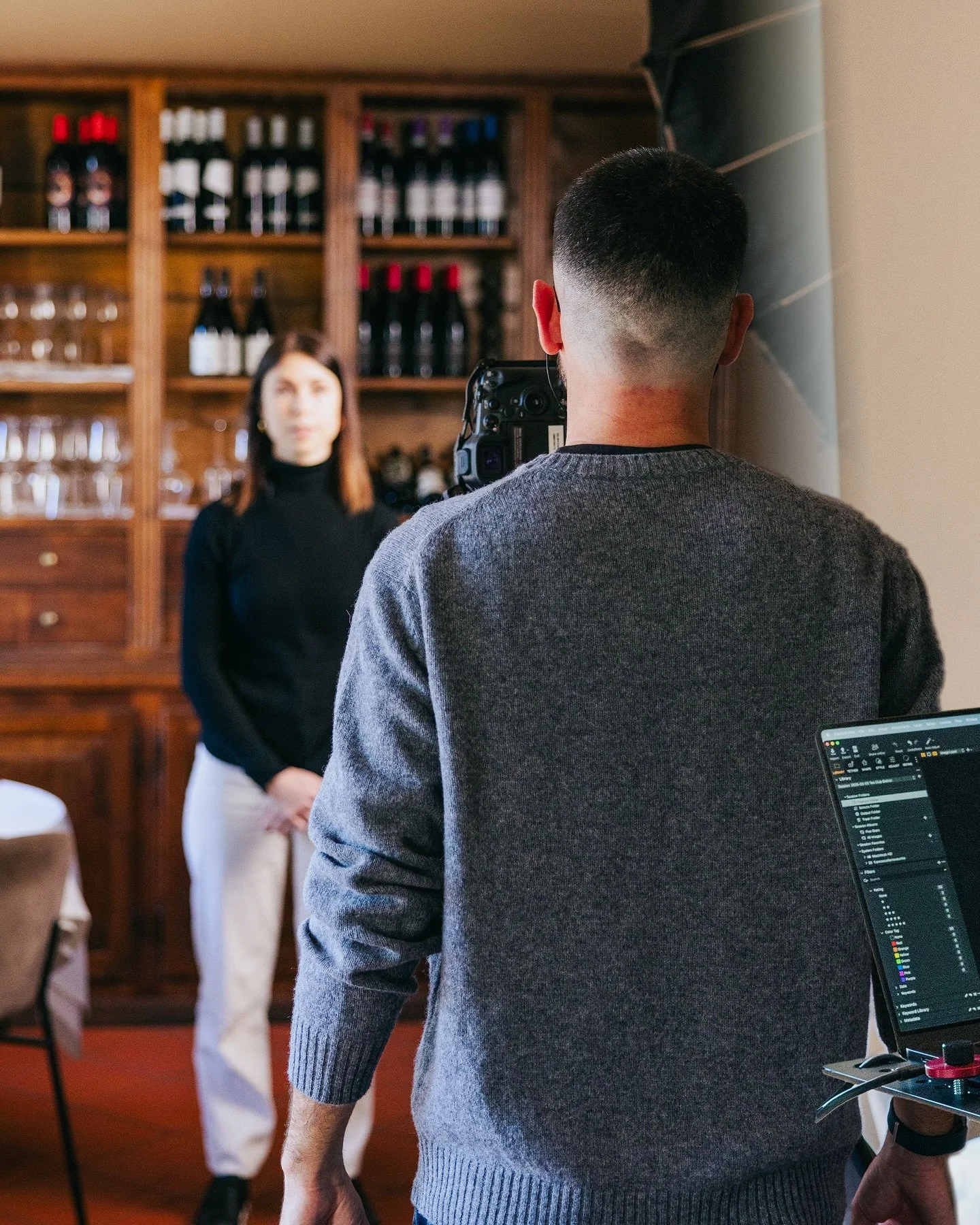 Ecco com&rsquo;&egrave; nato lo shooting per @teeclubbistrot 🎥✨
Abbiamo lavorato su foto e video in contemporanea per garantire velocit&agrave; e qualit&agrave;, con lo schermo collegato alla camera per una visione immediata e condivisa con il clien