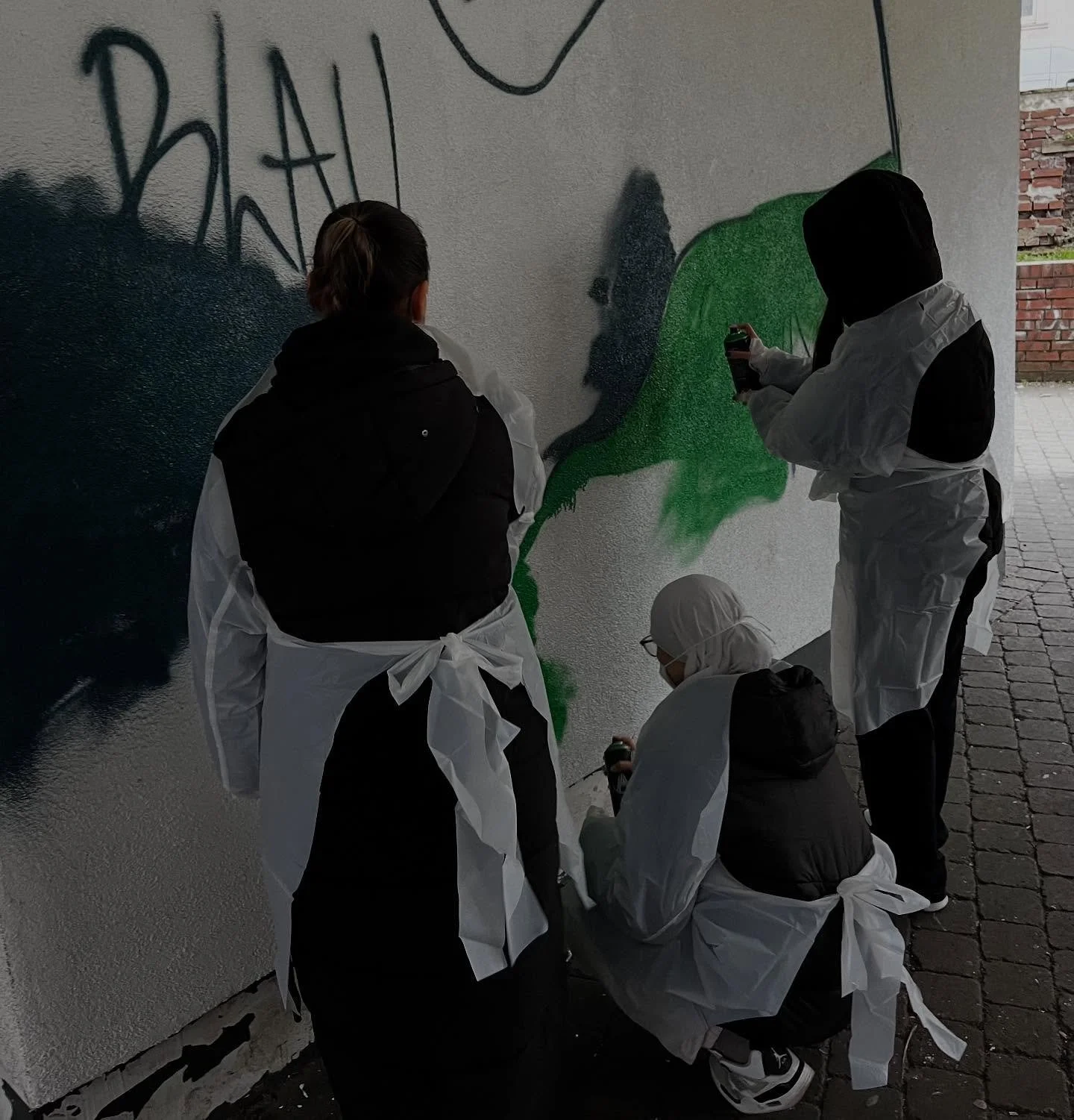 12-03-2025
Heute war es endlich soweit: wir durften mit unserer Graffiti-Aktion vier W&auml;nde der @grillo_gesamtschule_marxloh versch&ouml;nern, aber seht im Juni doch einfach selbst. Um uns wieder aufzuw&auml;rmen, haben wir den Tag mit einem Marx