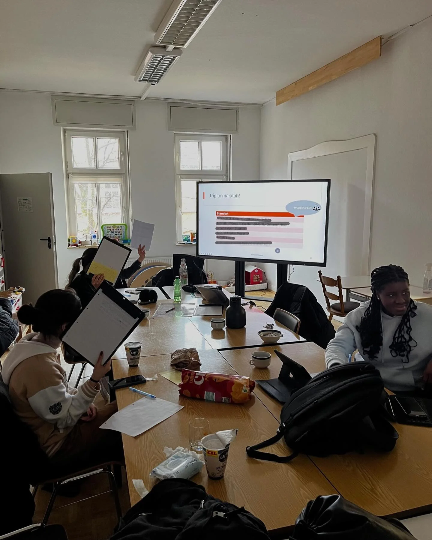 19-02-2025
Zur&uuml;ck in Marxloh sind wir heute produktiv in die Gruppenarbeit gestartet, um die Standorte unserer Stadtteilf&uuml;hrung weiter auszuarbeiten. Wir wollen aber nat&uuml;rlich nicht spoilern, deshalb hier noch hinter schwarzen Balken v