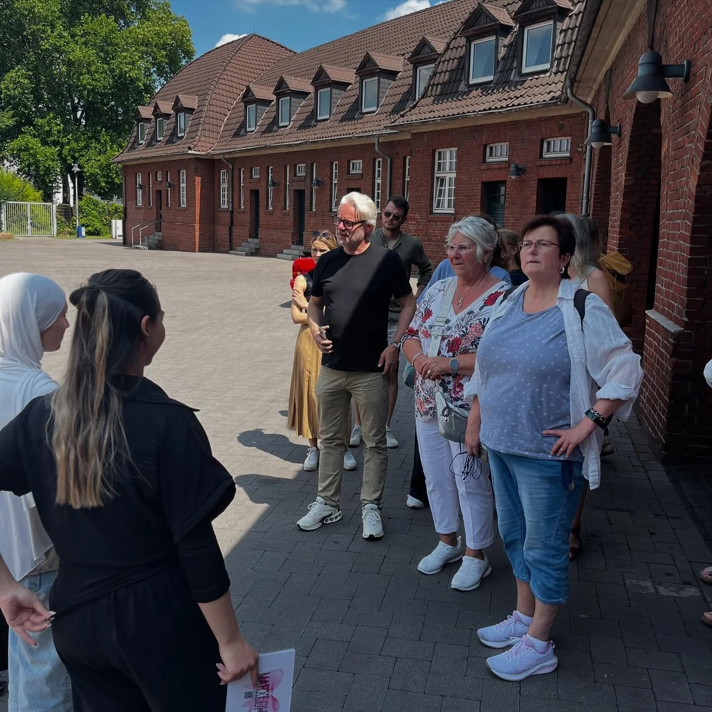 18-06-2025
Heute ist unser trip to marxloh in die dritte Runde gegangen. Wir haben uns gefreut vielen D&uuml;sseldorfer:innen das erste Mal in ihrem Leben Marxloh zu zeigen - mit positiver Resonanz. Es wurde viel gequatscht, gelacht und gestaunt. Wir