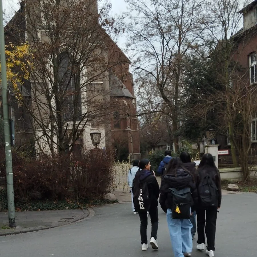 17-12-2025
Im Rahmen unserer Weihnachtsfeier haben wir heute einen Ausflug zum Petershof gemacht. Wir haben Kirche und Streichelzoo besichtigt, die R&auml;umlichkeiten vor Ort dann aber auch thematisch genutzt, um die AG 2025 zu rekapitulieren und Pl