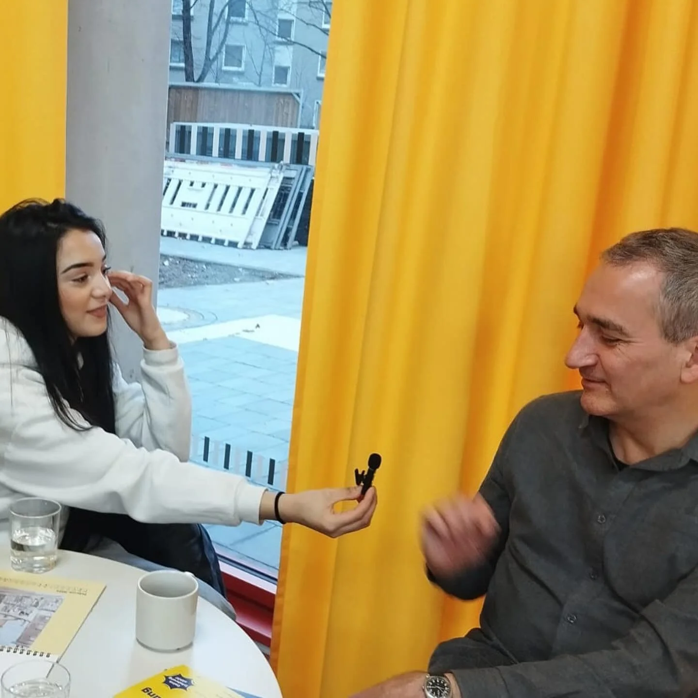 26-11-2025
F&uuml;r die diesj&auml;hrige Stadtteilf&uuml;hrung haben wir das Gl&uuml;ck @stephanusschmitz mit an Board zu haben. Heute stand ein erstes Kennenlernen mit Kurzinterview auf dem Programm. In den n&auml;chsten Wochen werden wir uns an die