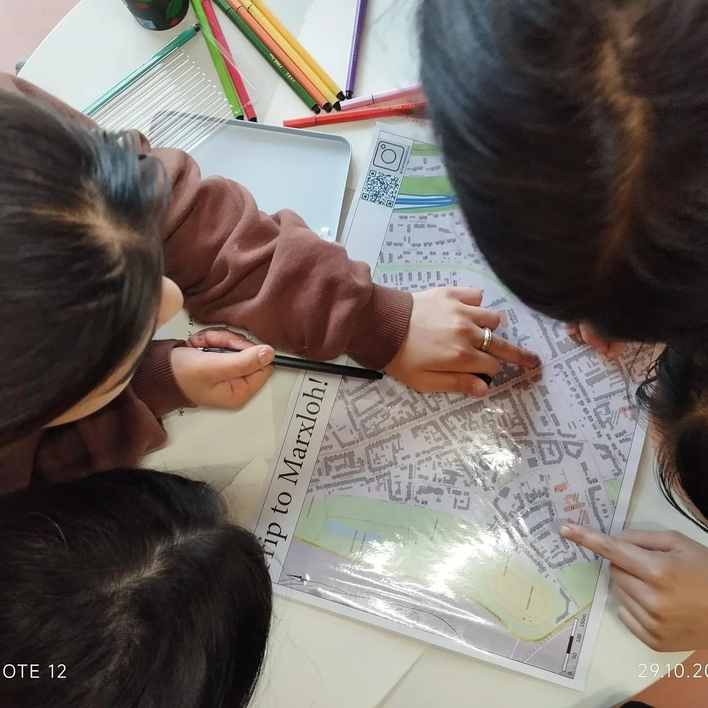 29-10-2025
Juhuuu wir sind zur&uuml;ck aus der Herbstpause! Voller Tatendrang sind wir heute direkt thematisch eingestiegen, indem wir unser wahrgenommenes Marxloh eurem konstruierten Marxloh gegen&uuml;bergestellt haben. Au&szlig;erdem haben wir sch