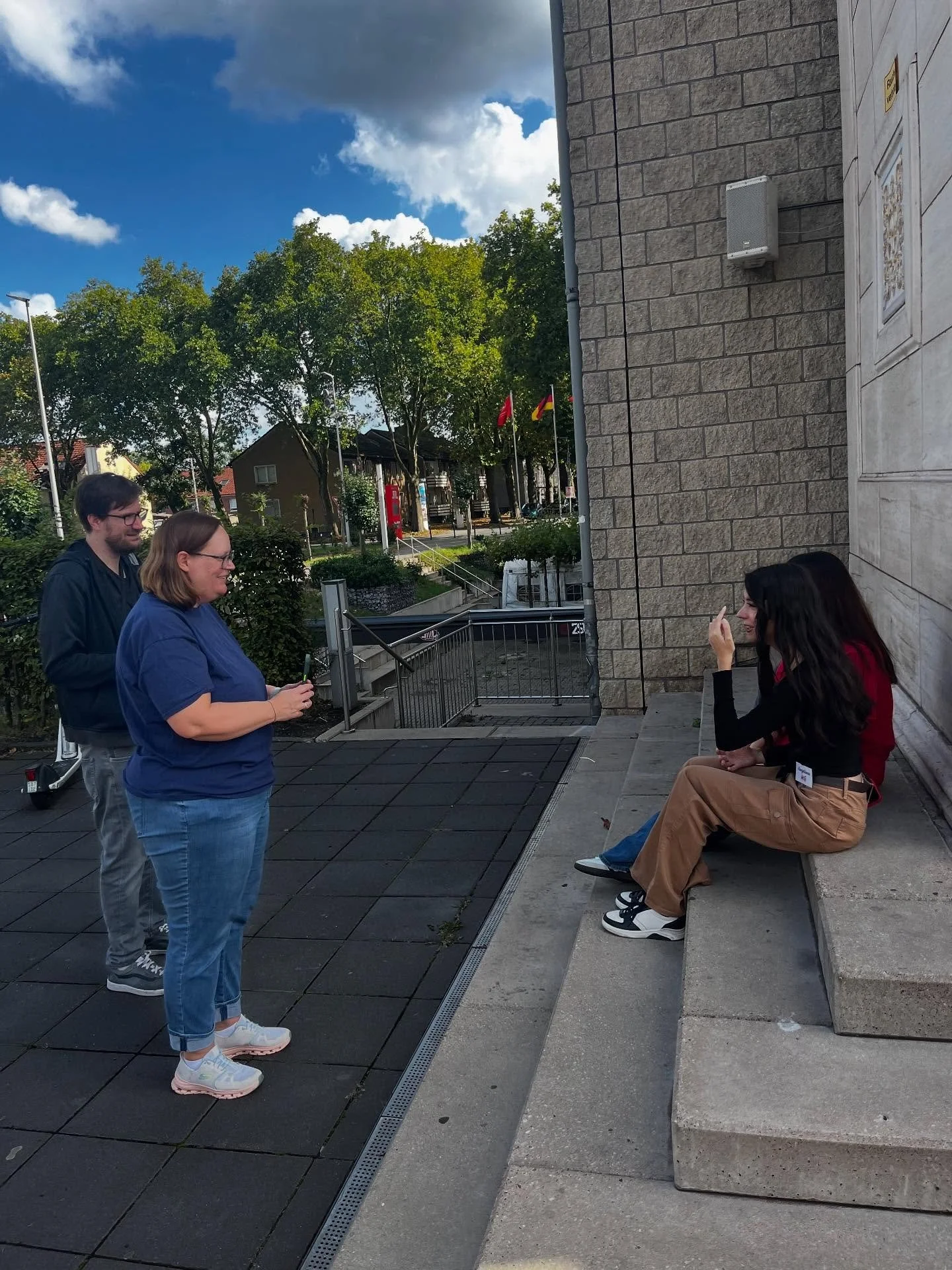 17-09-2025
Aufgepasst, wir melden uns nach einer doch sehr langen Sommerpause zur&uuml;ck - und zwar direkt mit einer Stadtteilf&uuml;hrung. Wir hatten wieder eine gro&szlig;e Gruppe aus der interessierten &Ouml;ffentlichkeit zu Gast. Begleitet wurde