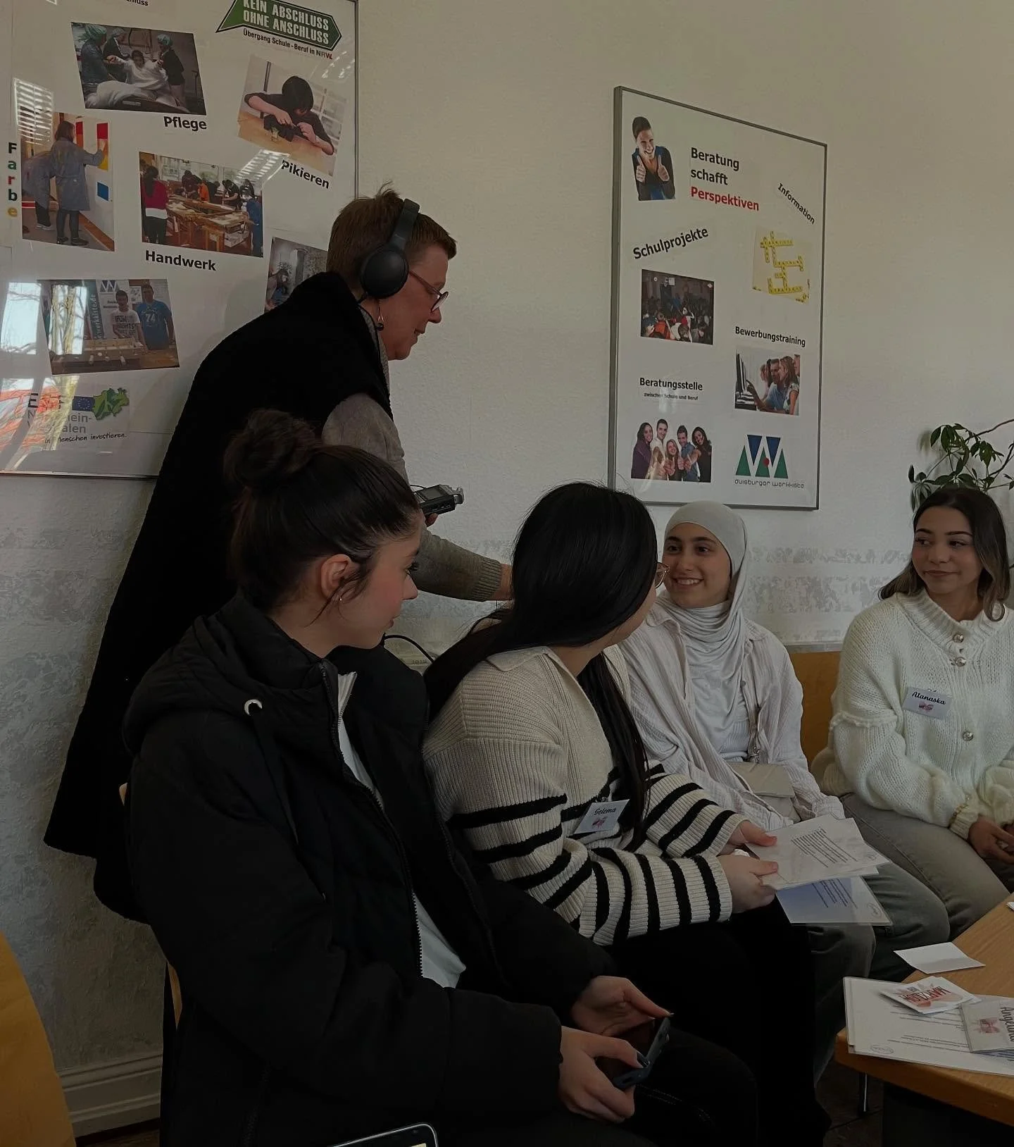 28-05-2025
Es ist endlich offiziell! Wir sind Teil der H&Ouml;MMA-MARXLOH-Podcastreihe @marxloh_power. In Zusammenarbeit mit @margarete.zander berichten wir von unserer AG und unserer ersten Stadtteilf&uuml;hrung mit M&uuml;nsteraner Studierenden. Ab