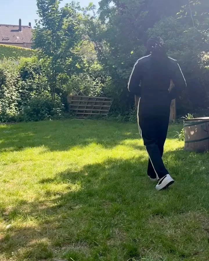 14-05-2025
Heute waren wir endlich mal wieder alle vereint und haben den sonnigen Tag genutzt, um neue Bilder f&uuml;r unsere Website zu machen. Au&szlig;erdem sind wir noch einmal unsere Texte und Materialien f&uuml;r die Stadtteilf&uuml;hrung im Ju