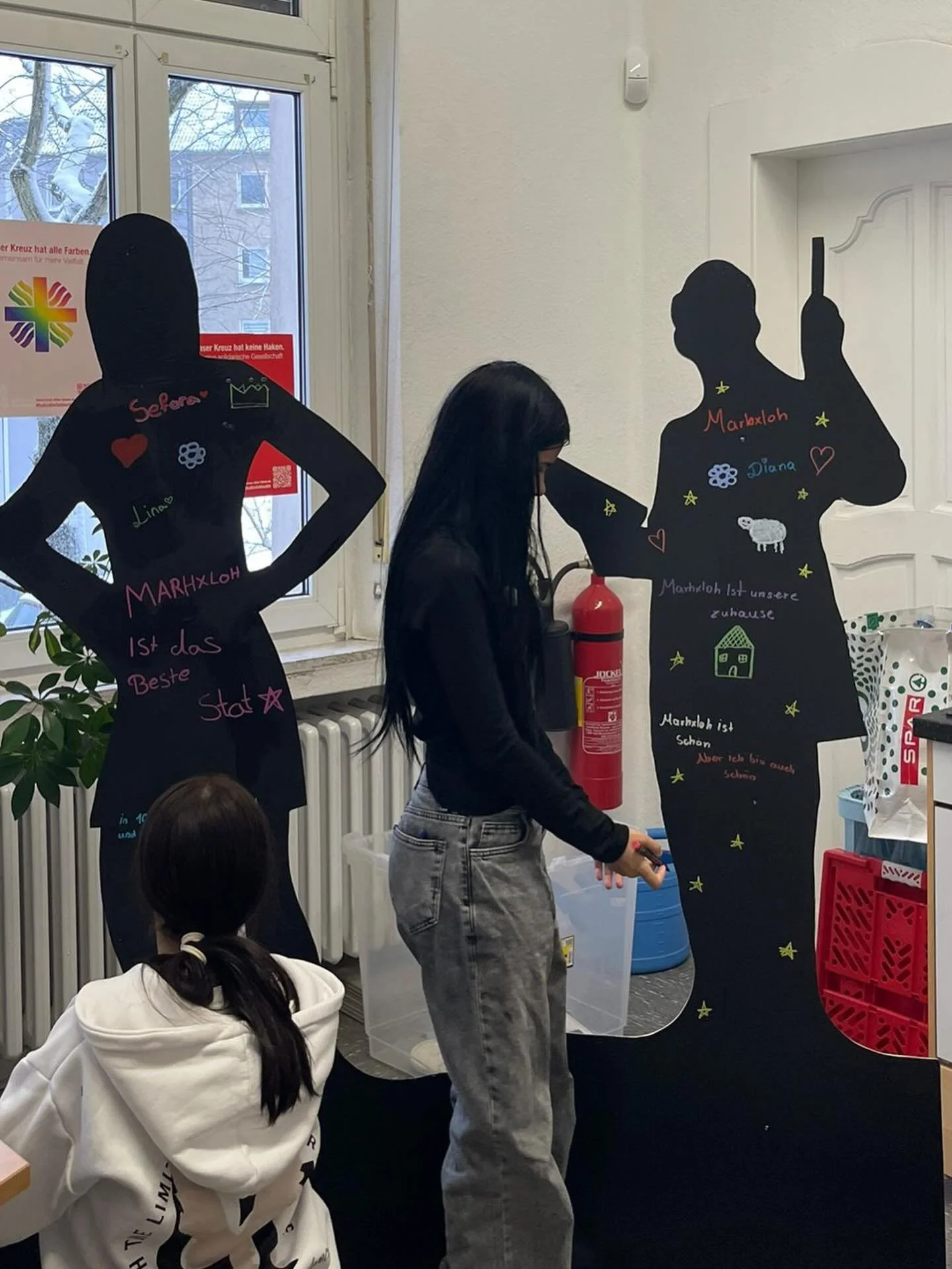 07-01-2026 
Zum Jahresauftakt haben wir uns heute k&uuml;nstlerisch ausgetobt und menschengro&szlig;e Aufsteller bemalt. Diese k&ouml;nnt ihr im Rahmen unserer Stadtteilf&uuml;hrungen im Sommer live und in Farbe bewundern. Hier ist bis dahin erstmal 