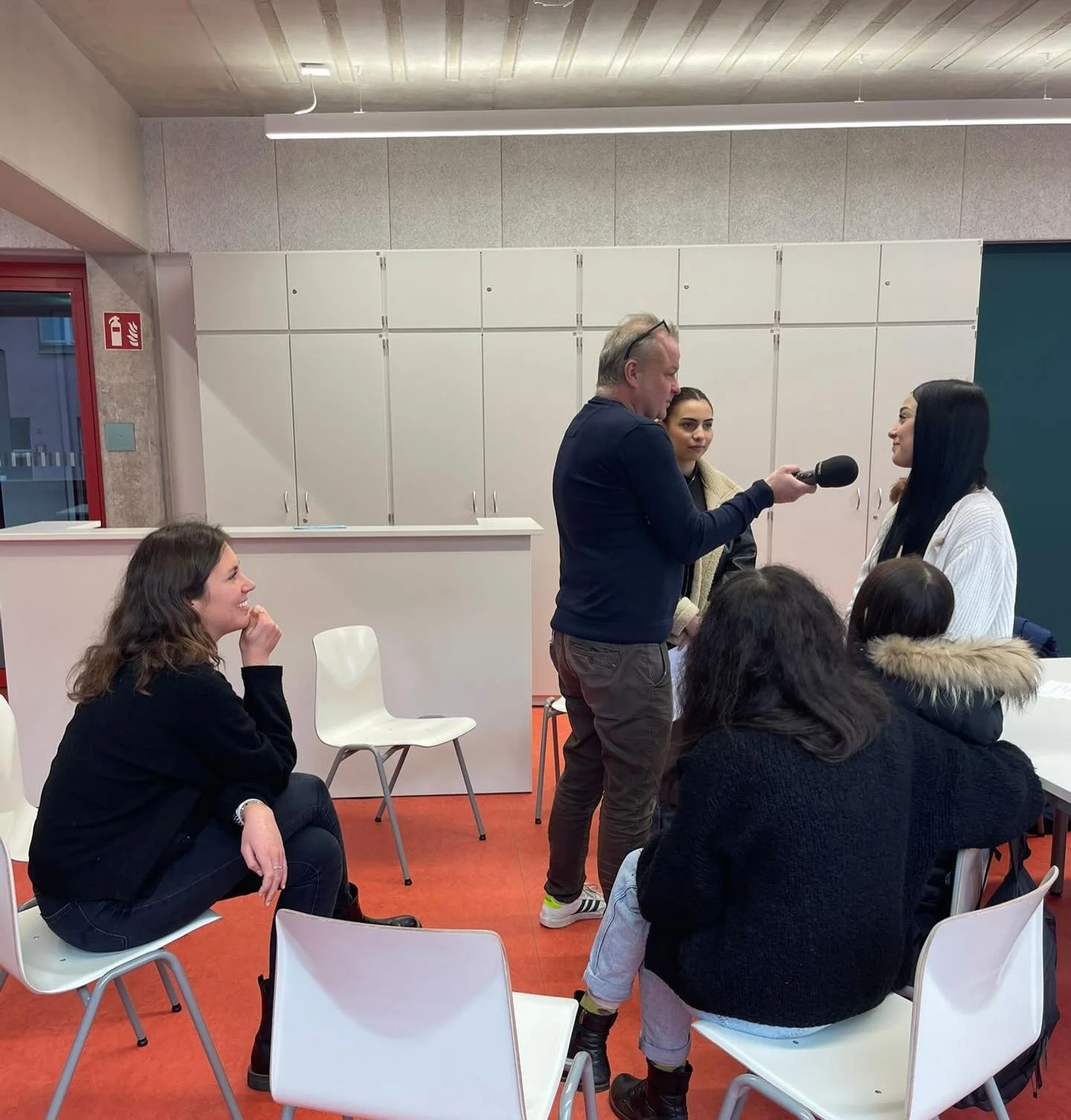 14-01-2026
Heute waren wir als M&auml;dchen-AG zu Gast bei der Podcast-AG der Herbert-Grillo-Gesamtschule. Wir wurden ausgiebig interviewt, haben aber nat&uuml;rlich stets darauf geachtet, nicht zu viele Insider Informationen bez&uuml;glich unserer d