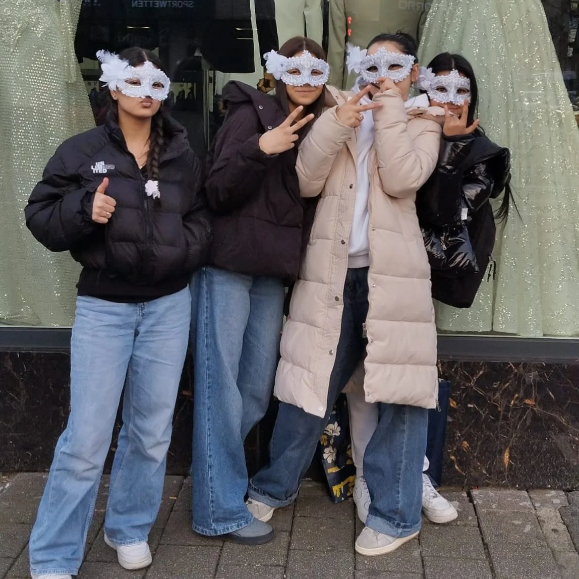 21-01-2026
Heute waren wir mal wieder ohne Special Guest ganz unter uns. Die Zeit haben wir genutzt und liegen gebliebene to dos abgearbeitet. Wir haben unsere Karteikarten f&uuml;r die Stadtteilf&uuml;hrung &uuml;berarbeitet, unsere menschengro&szli