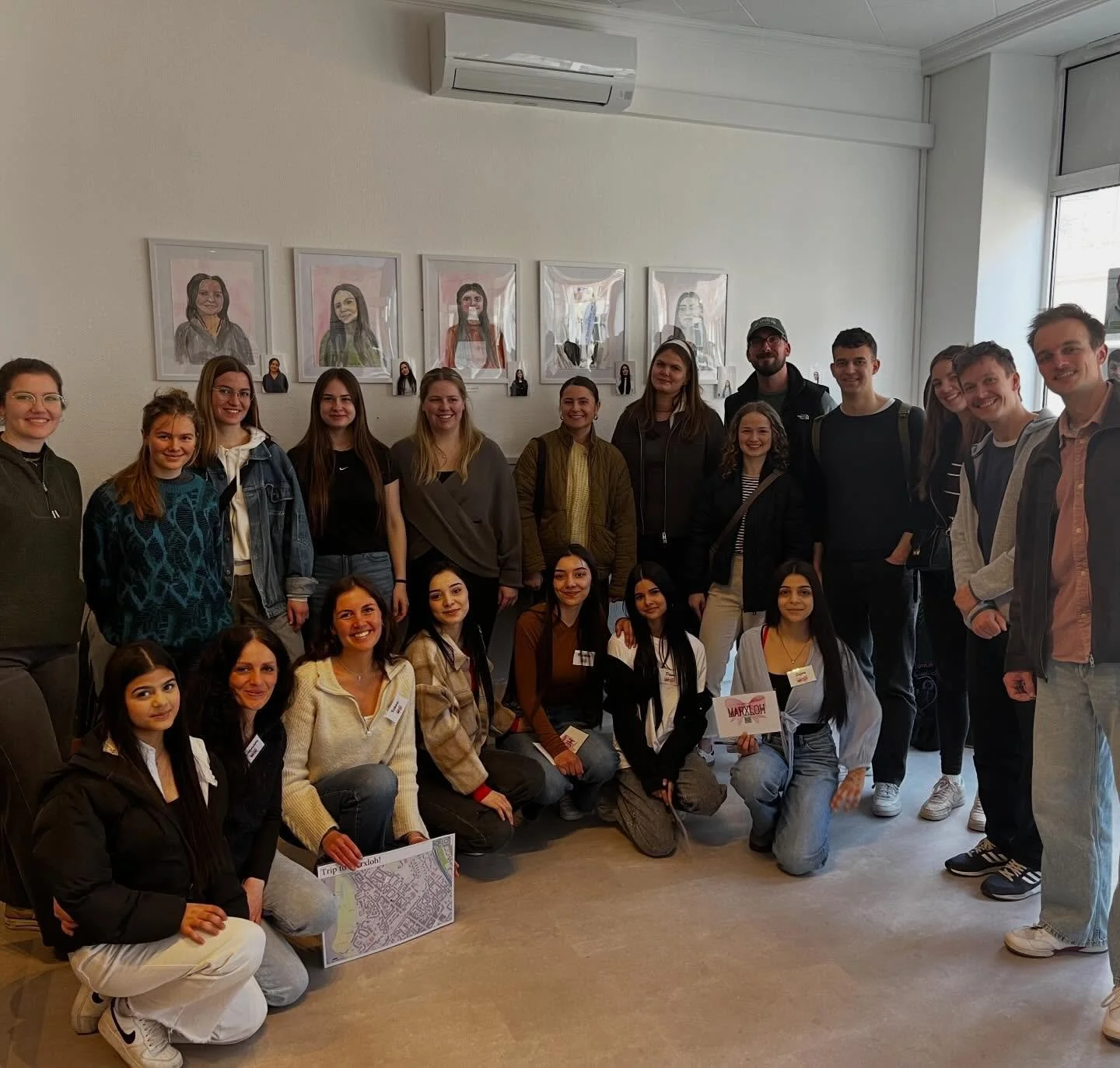 04-03-2026
Heute war es endlich soweit, wir haben unsere Stadtteilf&uuml;hrung das erste Mal mit Au&szlig;enstehenden durchgef&uuml;hrt - und das bei strahlendem Sonnenschein. Unsere G&auml;ste waren Studierende der Universit&auml;t M&uuml;nster. Mit