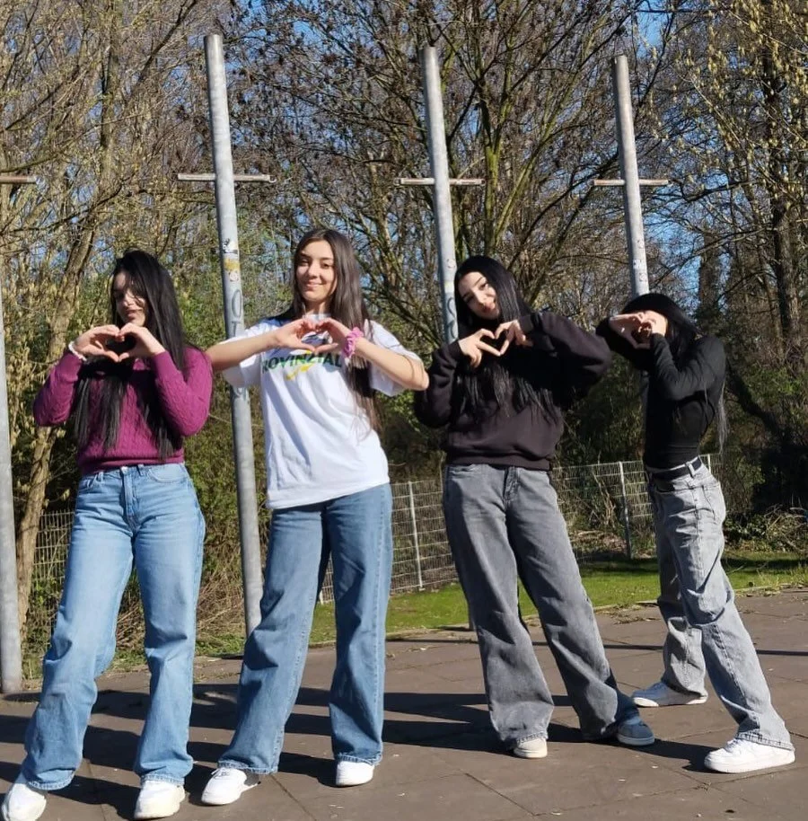 18-03-2026
Bei dem sch&ouml;nen Wetter haben wir unsere AG-Sitzung heute kurzerhand nach drau&szlig;en verlegt. Wir haben unsere Tanzchoreo geprobt, gequatscht, gegessen und es uns einfach mal gut gehen lassen. Keine Sorge, n&auml;chste Woche wird da