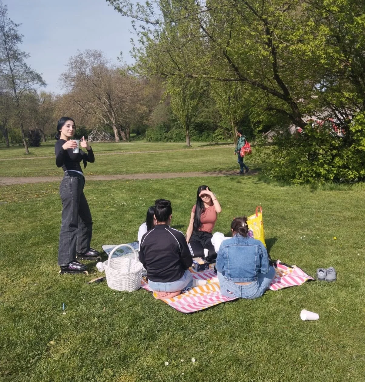15-04-2026
Nach der Osterpause sind wir heute ganz entspannt wieder in unser Programm gestartet und haben das gute Wetter ausgenutzt. Wir haben eine spontane Schnitzeljagd durch Marxloh gemacht und die AG mit einem Picknick ausklingen lassen. N&auml;