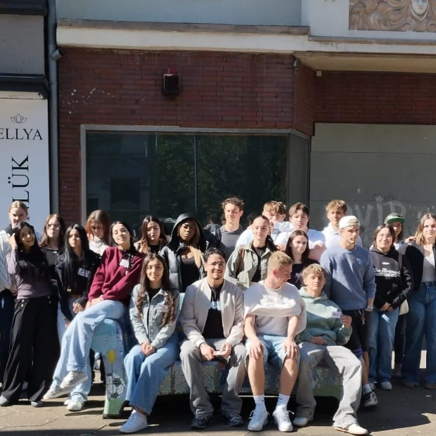 22-04-2026
Heute hatten wir die Gesamtschule Hardt aus M&ouml;nchengladbach bei uns zu Gast. Gemeinsam haben wir Marxloh erkundet und unsere Stadtteilf&uuml;hrung ein weiteres Mal durchgef&uuml;hrt. So viel k&ouml;nnen wir verraten: am Ende des Tages