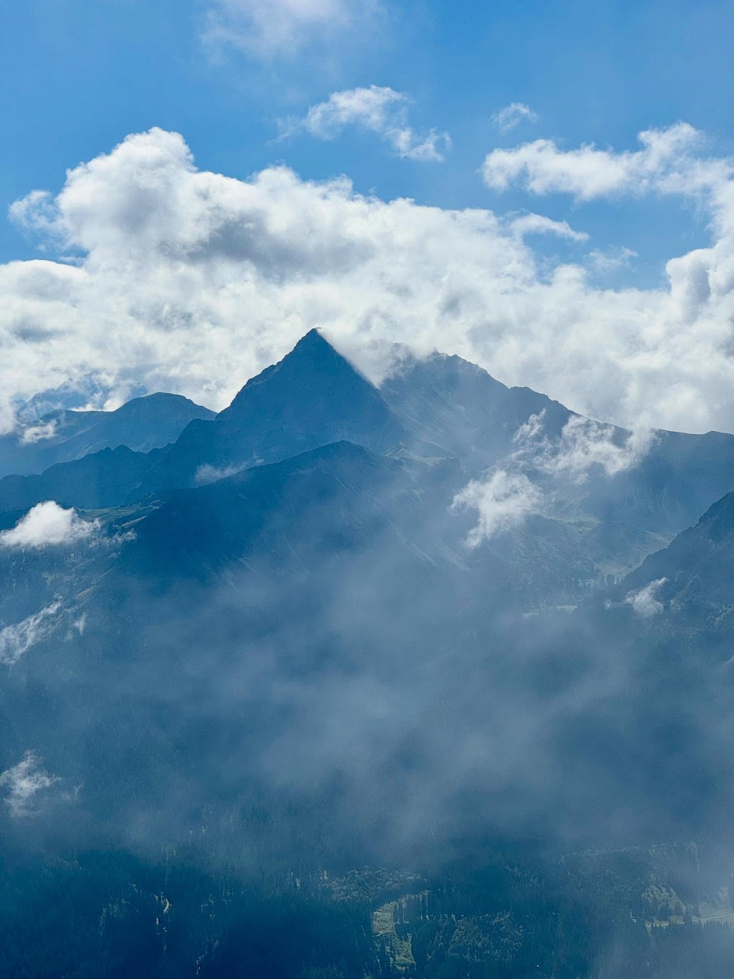 Last week @dein_gesundheitswerk 

1. Bergzeit = sch&ouml;nste Zeit 
2. Schmackos?
3. Herbscht 🍁🍂
4. Wenn Freunde Kuchen mitbringen 😍
5. Freude &uuml;ber Plastikgras🌿
6. Jummi 
7. Wolkenwunder 
8. Lieblingsbesch&auml;ftigung 🌞🏔️
#deingesundheits