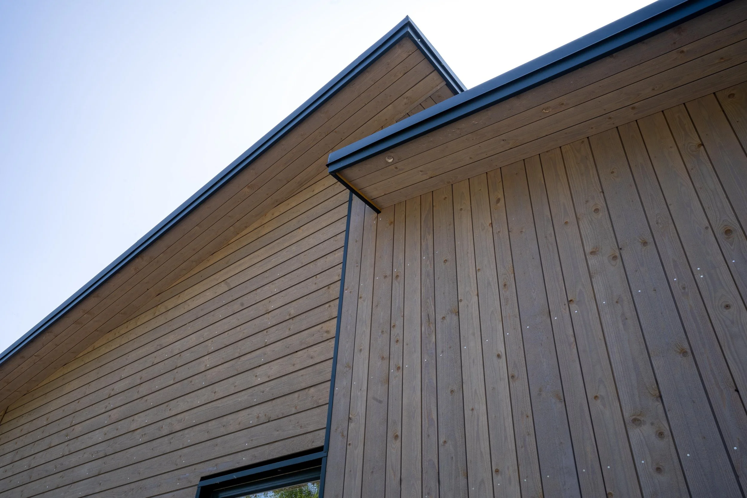 Träväggar på en modern byggnad.