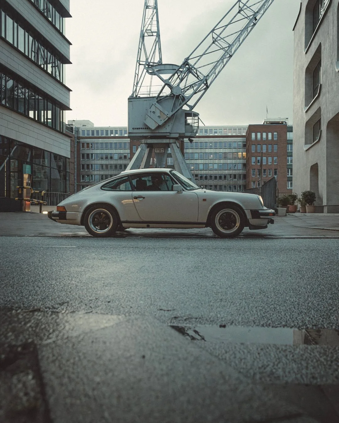 911 Moments in Hamburg
Es gibt Tage, da reicht ein Blick auf das Aircooledappen, um zu verstehen, warum wir tun, was wir tun. Dieses Gef&uuml;hl, wenn man den Schl&uuml;ssel dreht, Aircooled #DrivingPassiondie Stra&szlig;en rollt &ndash; zeitlos, pur