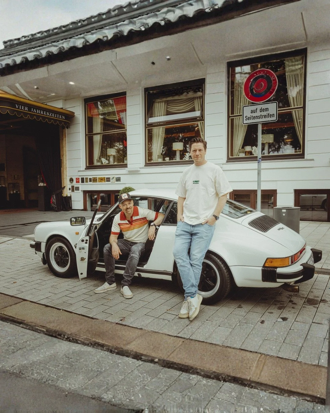 Alles begann mit einer Idee:
Was w&auml;re, wenn man Geschichte nicht besitzen m&uuml;sste, um sie zu erleben?
Wir wollten die Faszination klassischer Automobile teilen &ndash; ohne Show, ohne Protz.
Nur die Essenz: Fahren, f&uuml;hlen, frei sein.
Cl