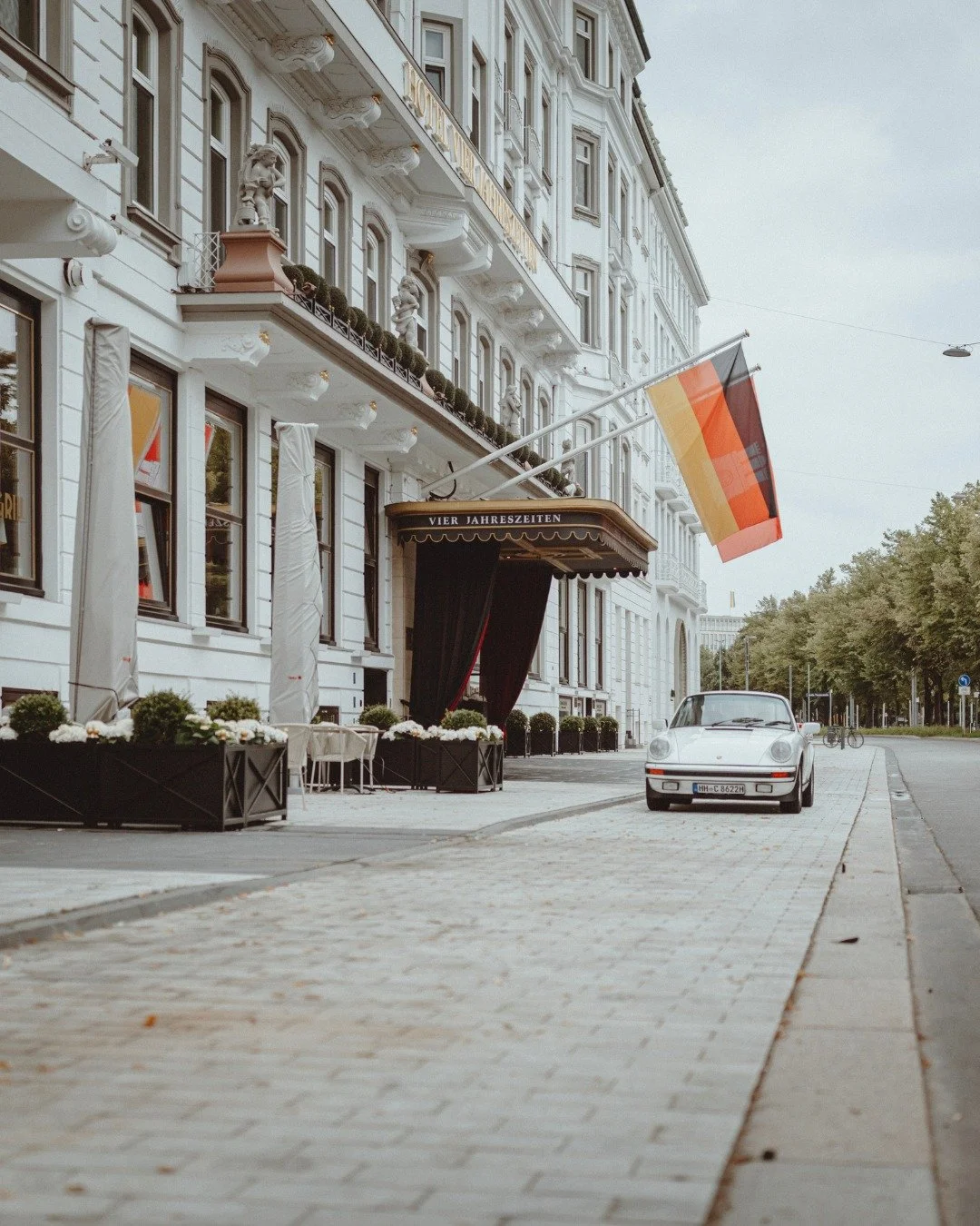 Picknick vorm Luxushotel

Fahren, ankommen, genie&szlig;en &ndash; unser neues Kapitel beginnt am Jungfernstieg.
Gemeinsam mit dem Hotel Vier Jahreszeiten schaffen wir Erlebnisse, die mehr sind als nur eine Ausfahrt.
Oldtimerfahren trifft auf Gastkul