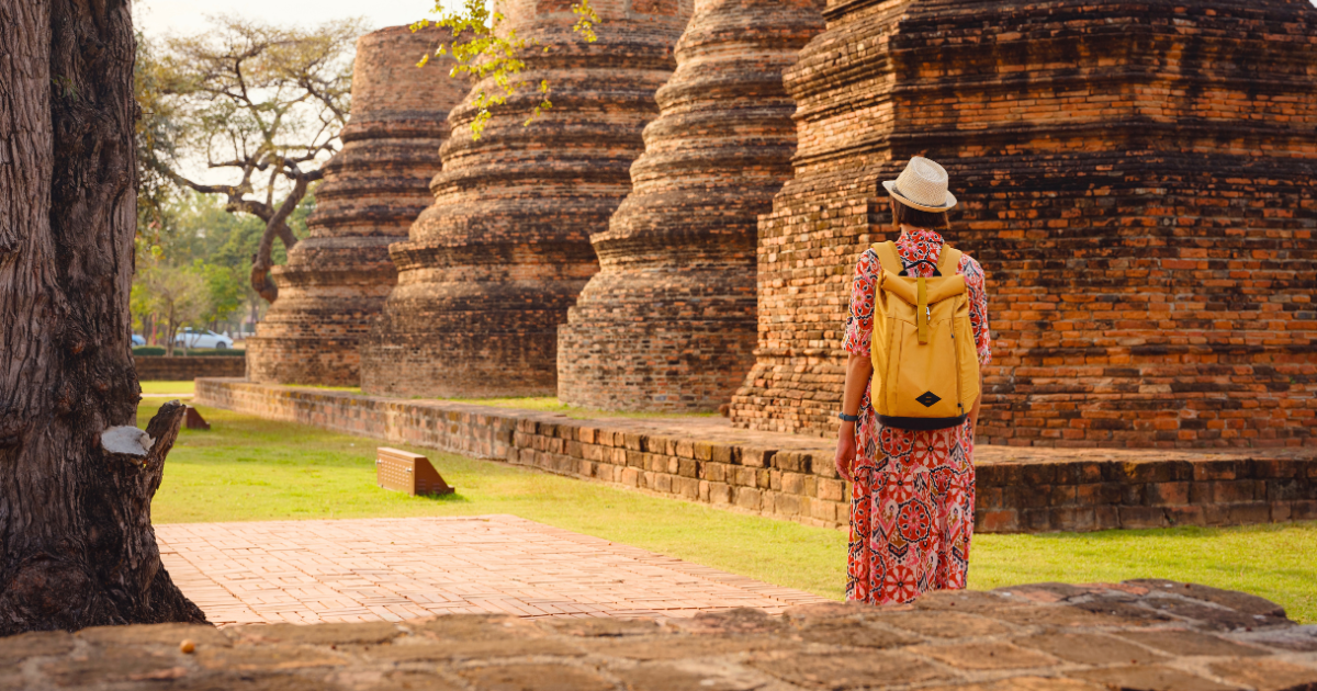 Loose, lightweight clothing that covers the shoulders and falls below the knee is the simplest way to dress appropriately for any Thai temple.