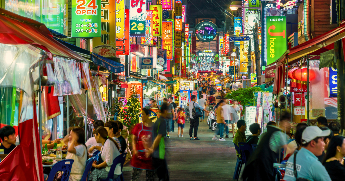 Neighbourhoods like Itaewon and Hongdae come alive in the evening with street food, neon signage and late-night dining.
