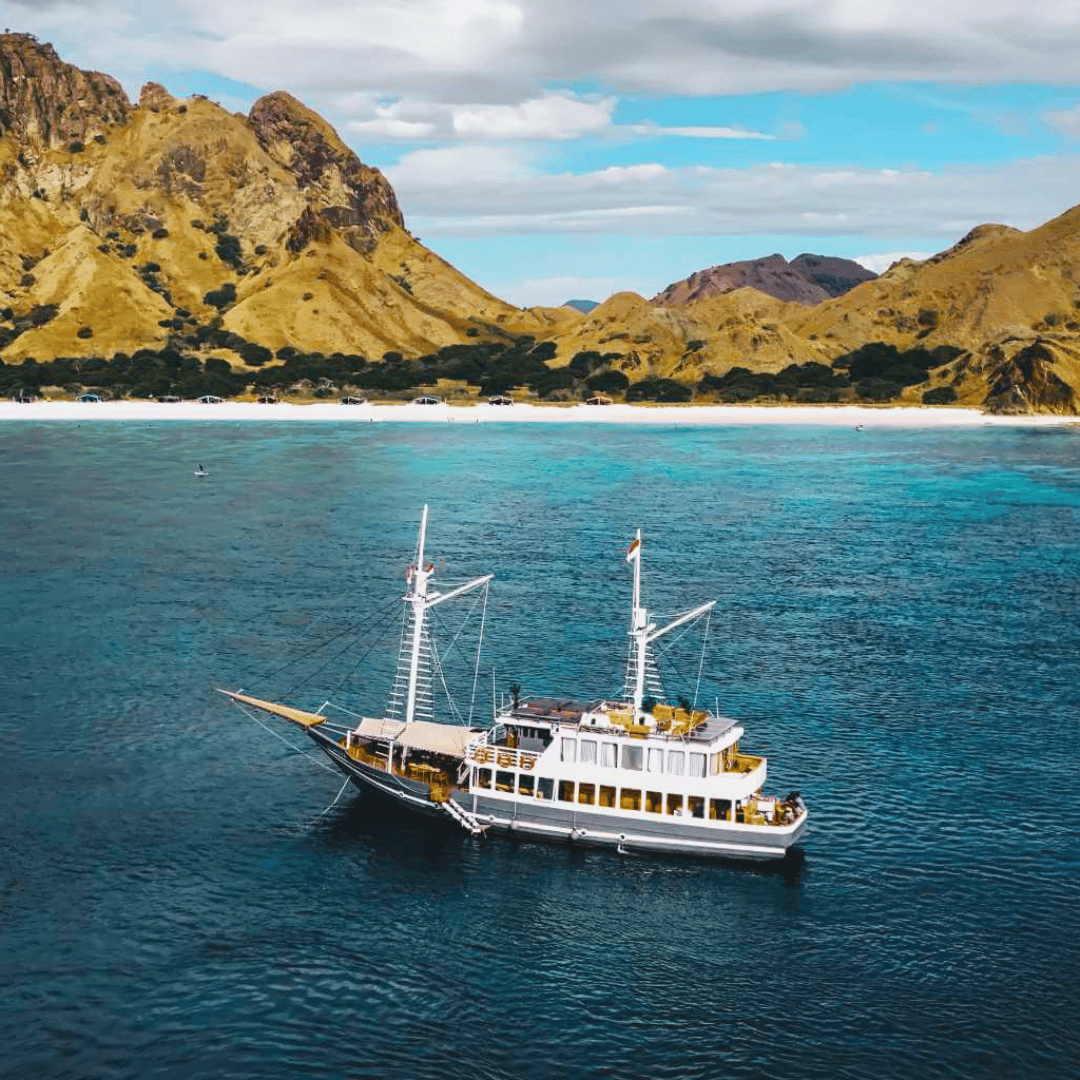 Semesta luxury Phinisi sailing boat in Komodo National Park