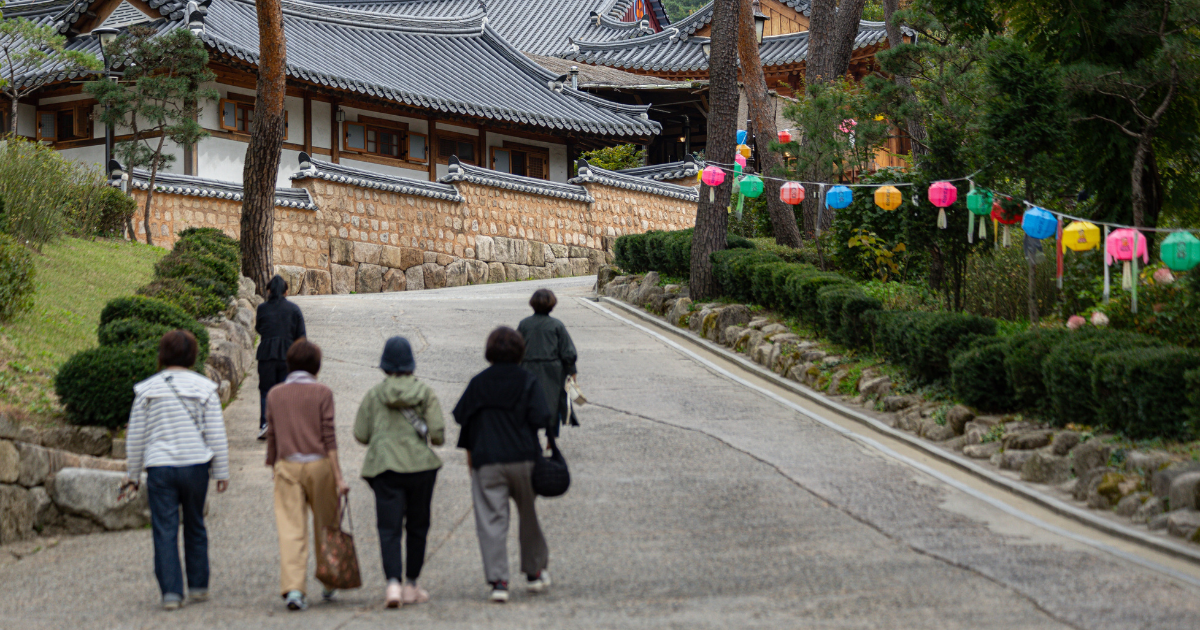 Much of Seoul's historic centre is best explored on foot, with palaces, hanok villages and temple grounds all within easy walking distance of each other.